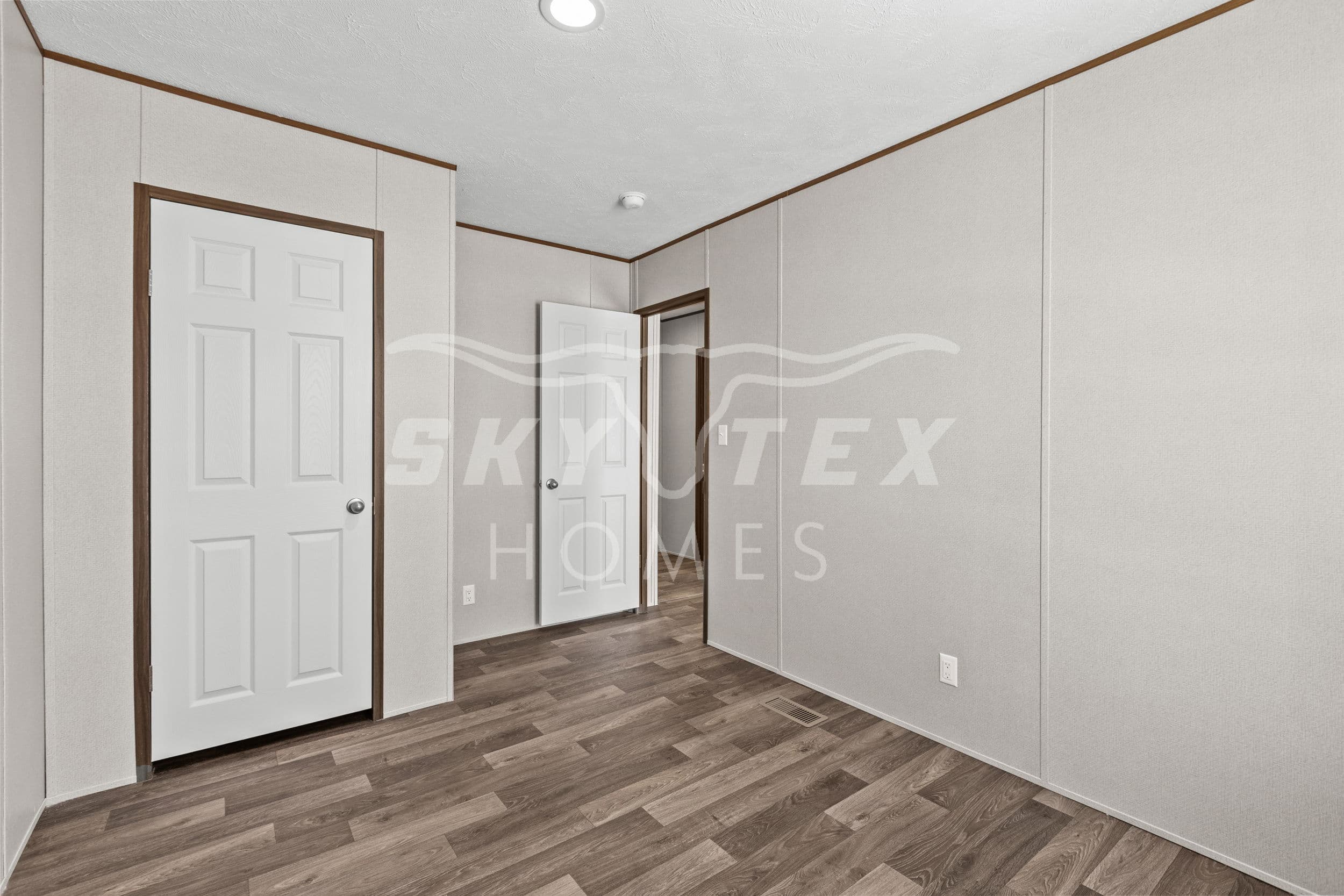 Oak interior and bedroom home features