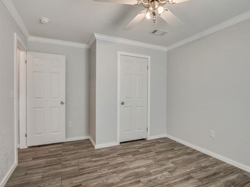 Emerald 28483a bedroom home features