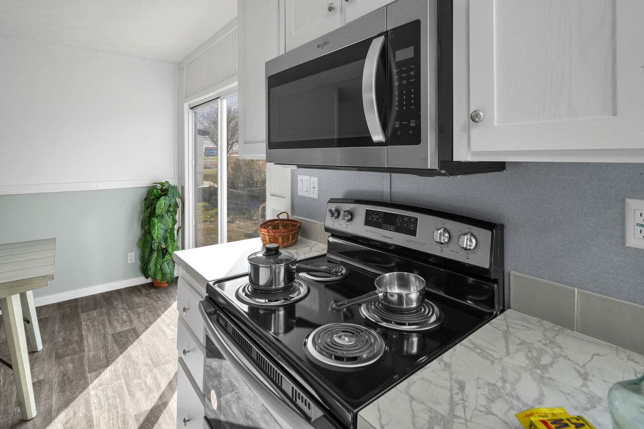 Hondo interior and kitchen home features