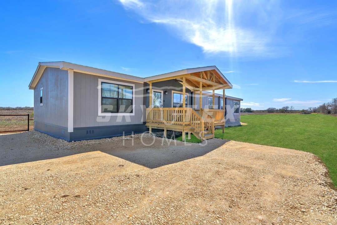 2633 fm 1332, jourdanton - 3.5 acres - pending exterior home features