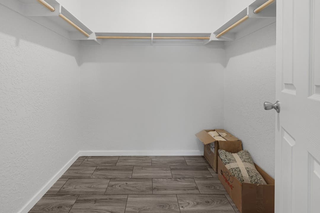 Topaz 28563a interior home features