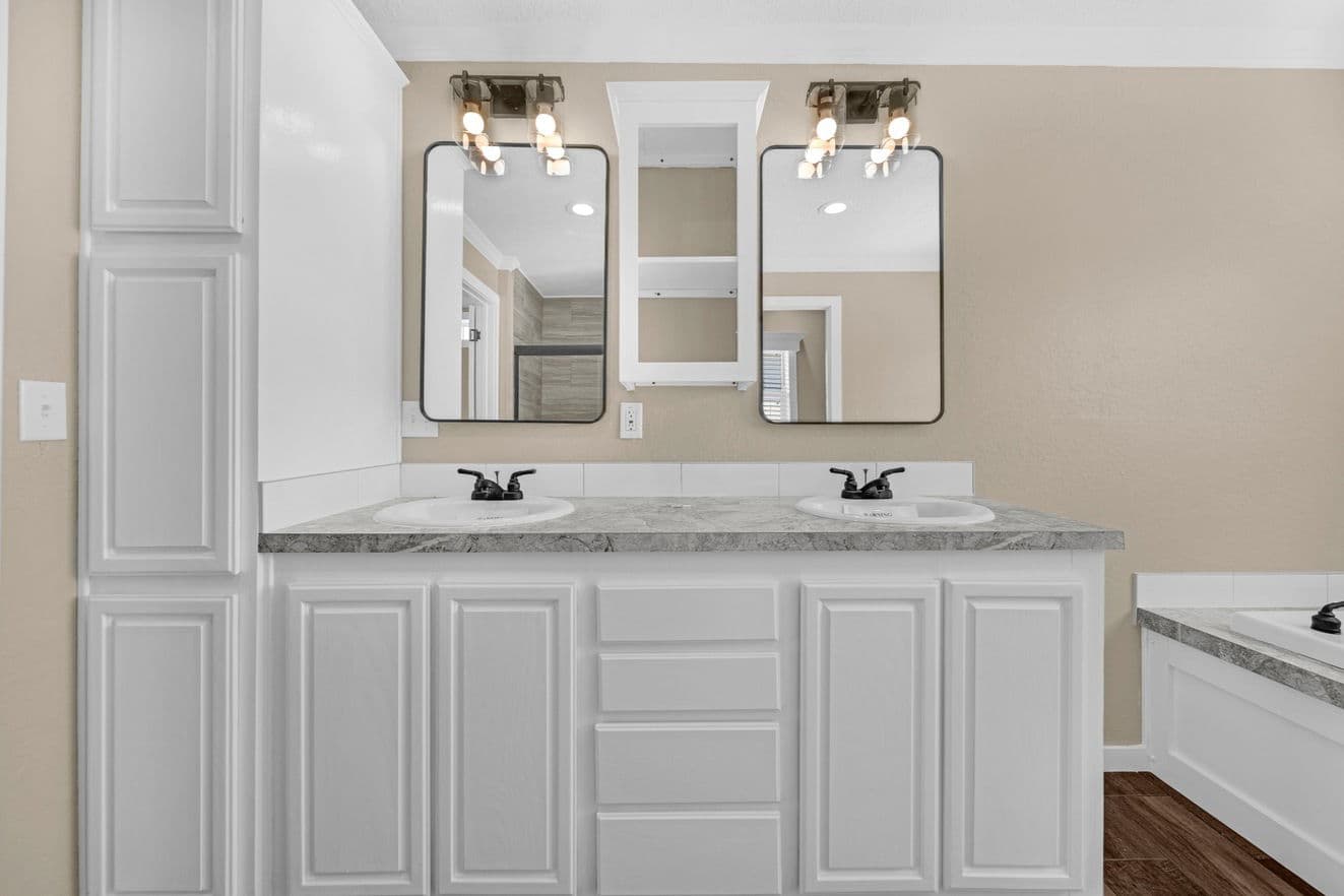 Sapphire 28663a bathroom home features