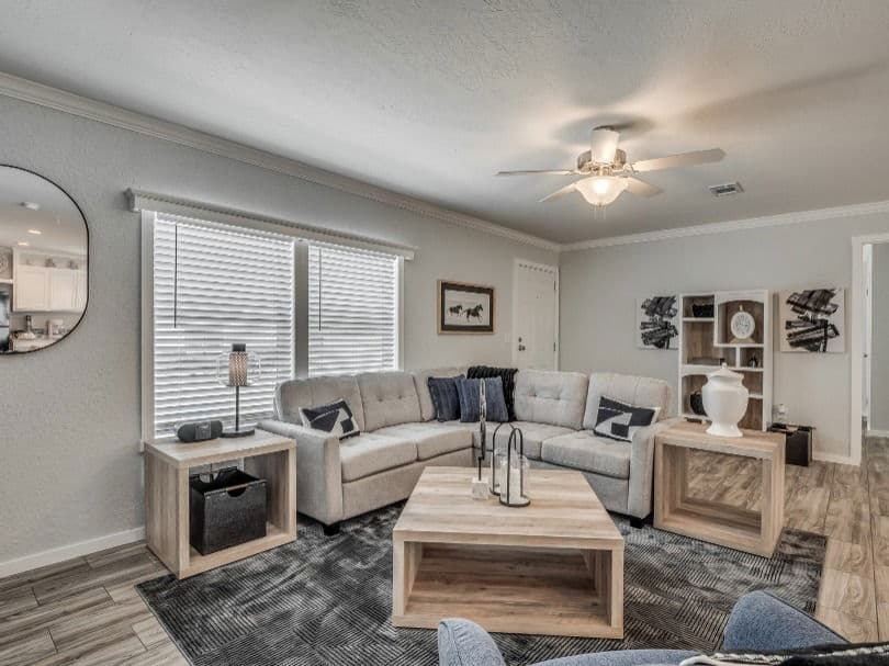 Emerald 28483a interior home features