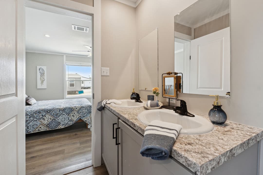 Gateway 2856b bathroom home features