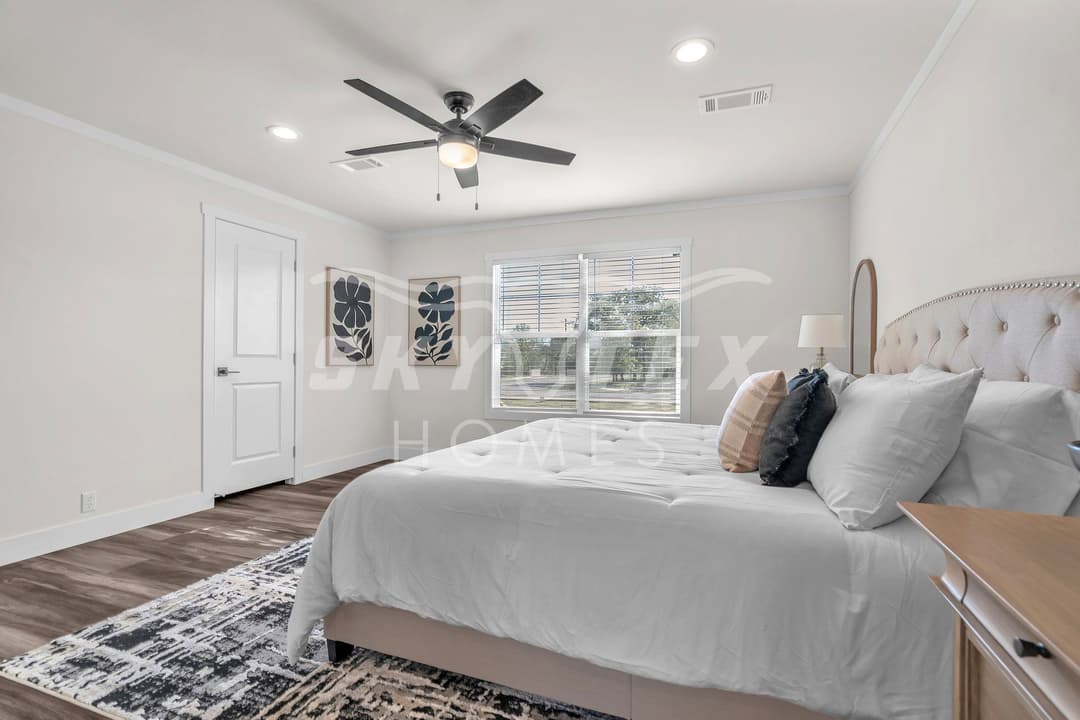 Everett elite interior and bedroom home features