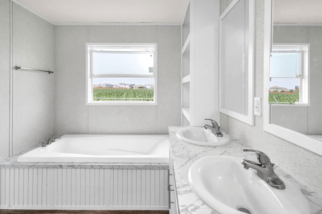 Laramie interior and bathroom home features