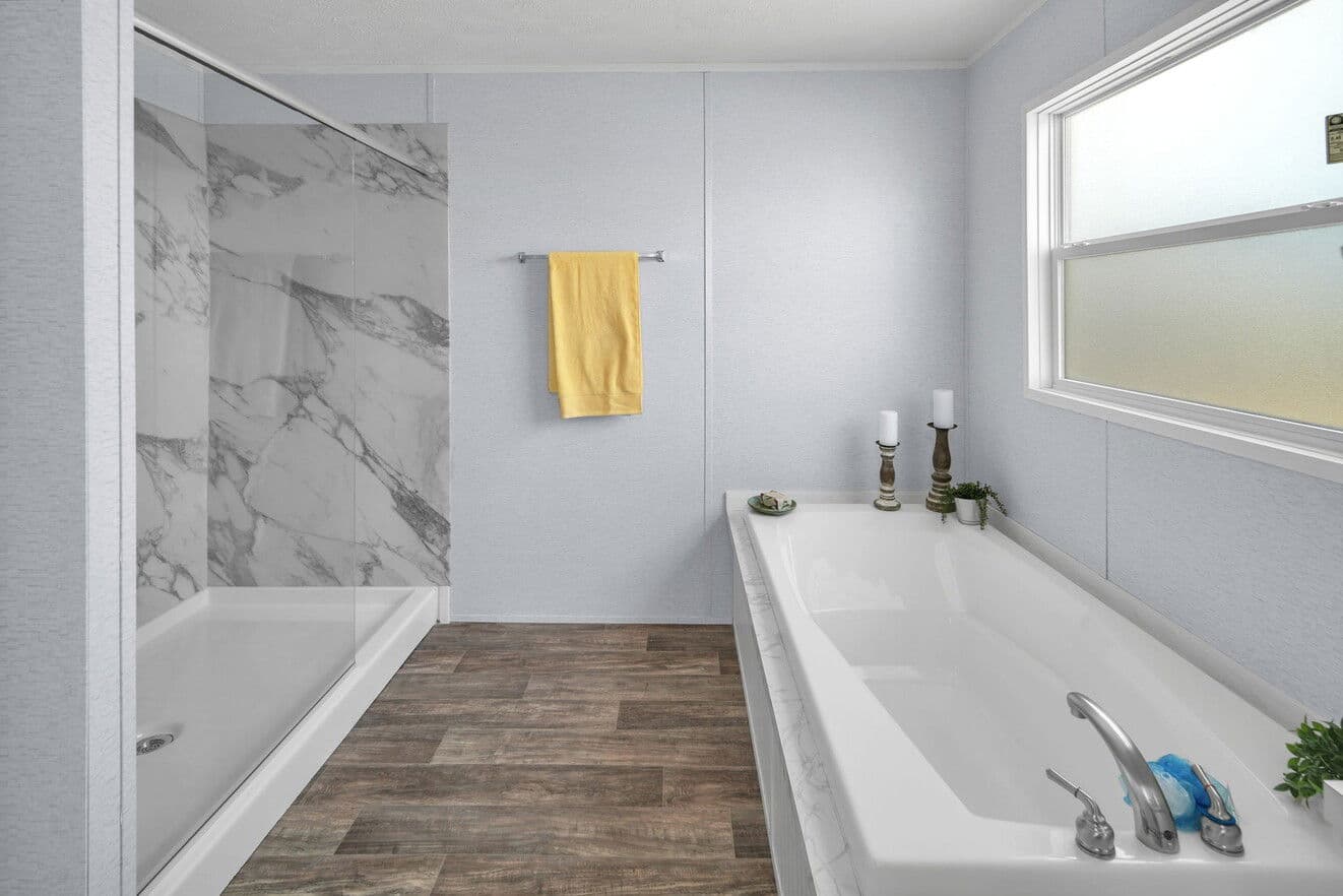 Hondo interior and bathroom home features