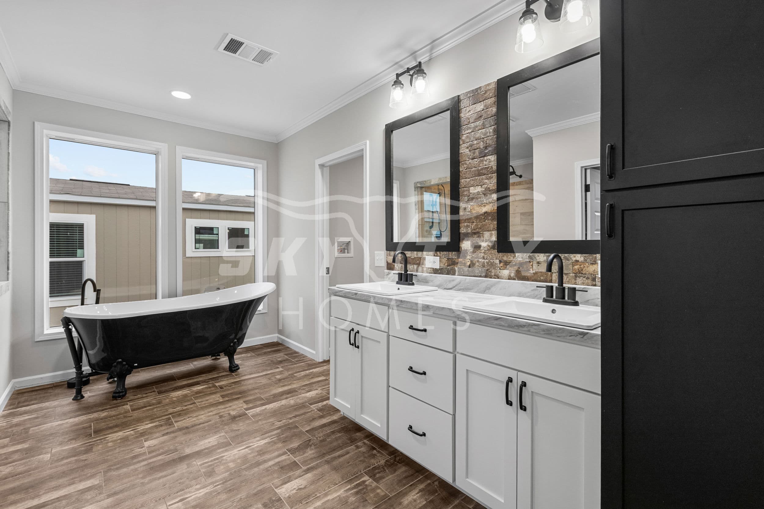 The woodside interior and bathroom home features
