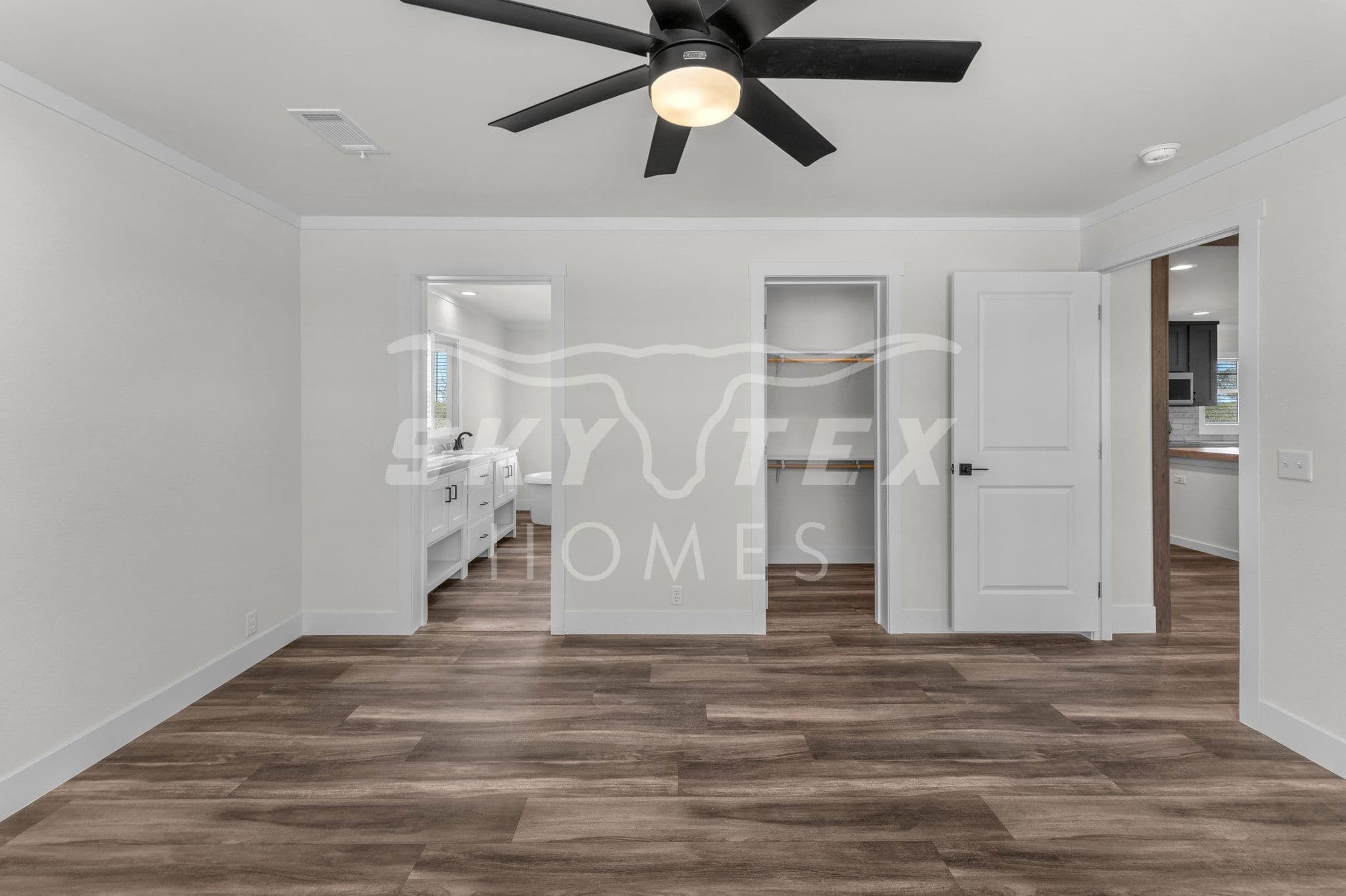 Isabella interior and bedroom home features