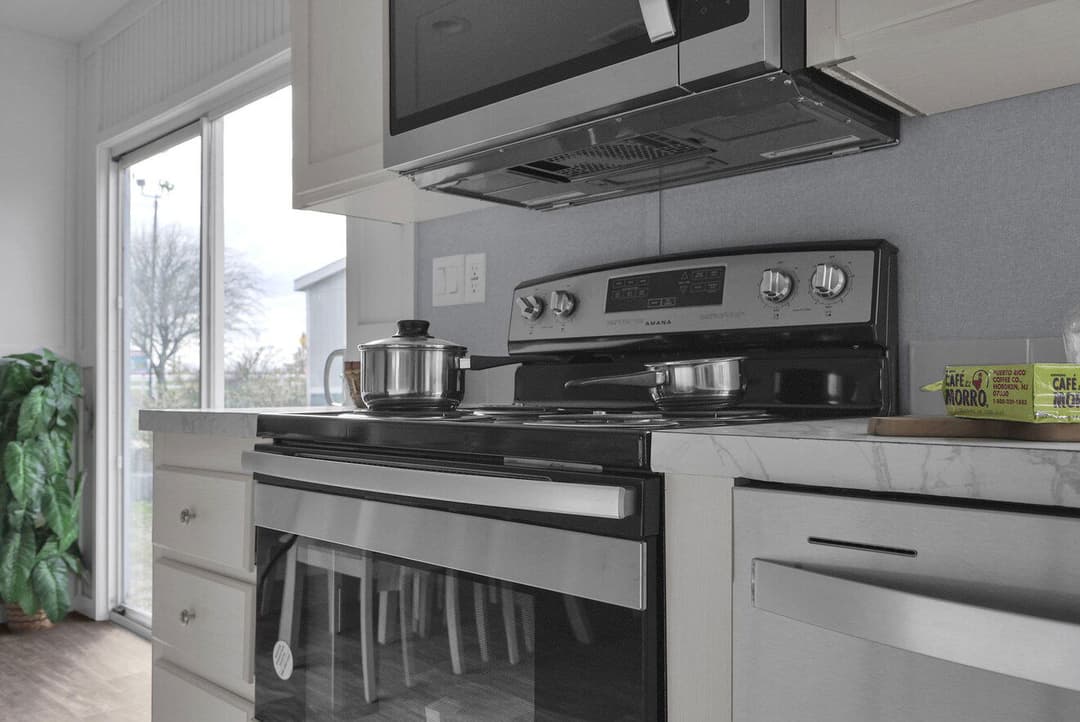 Hondo interior and kitchen home features