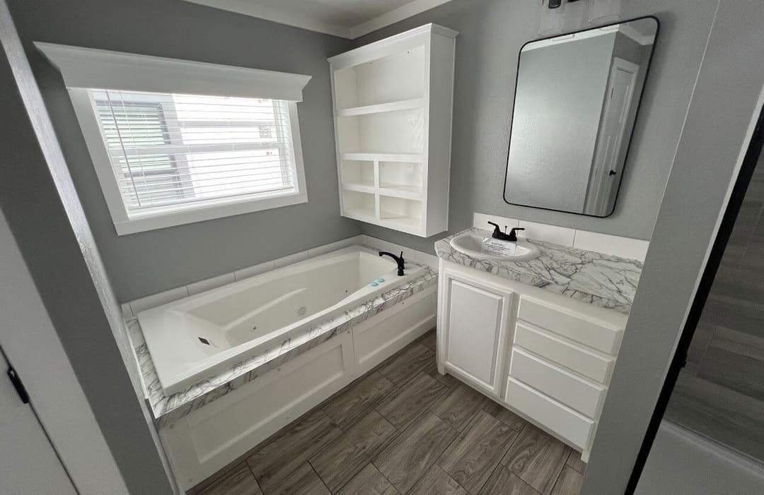 Solitaire 28684a bathroom home features