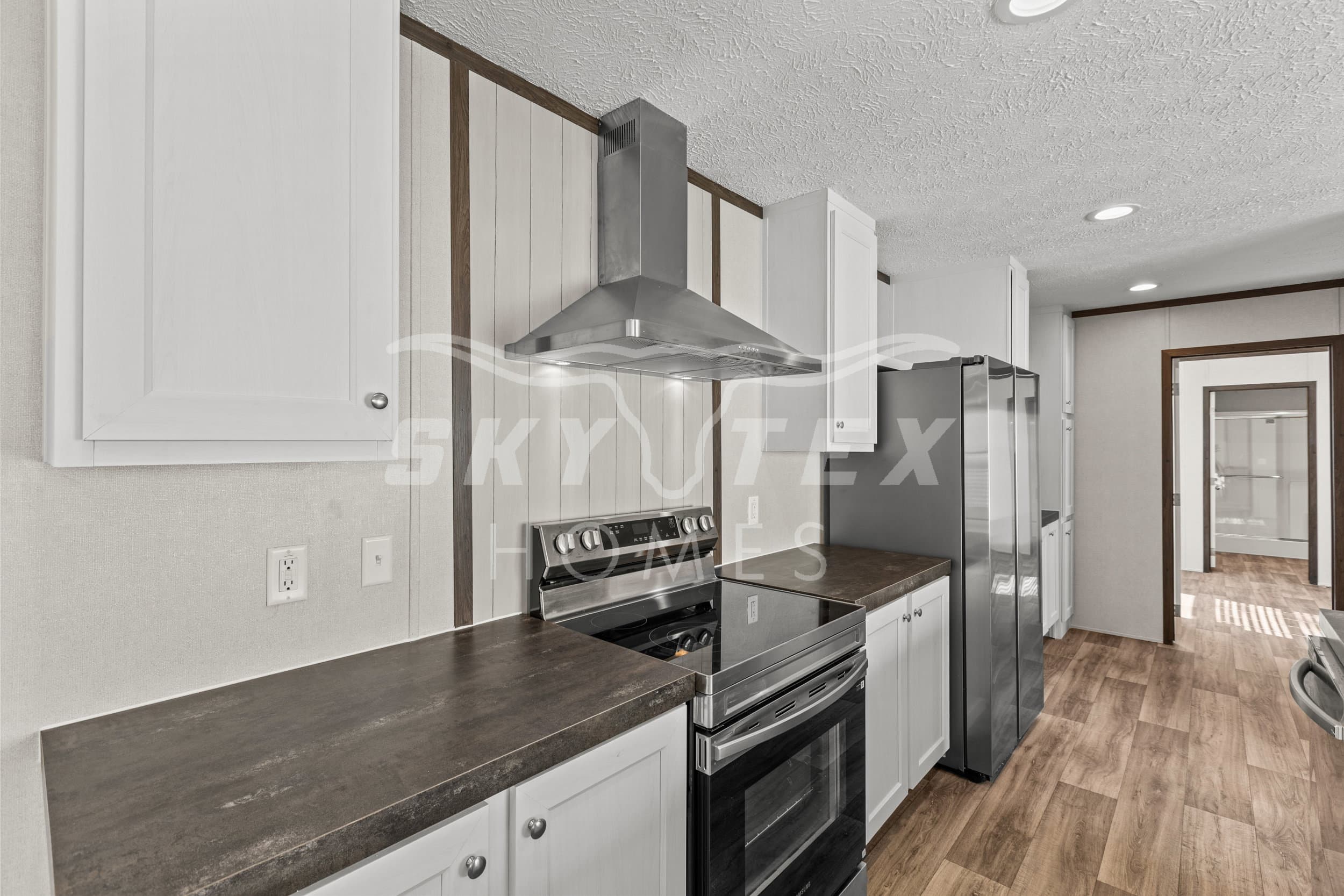 Colossal interior and kitchen home features