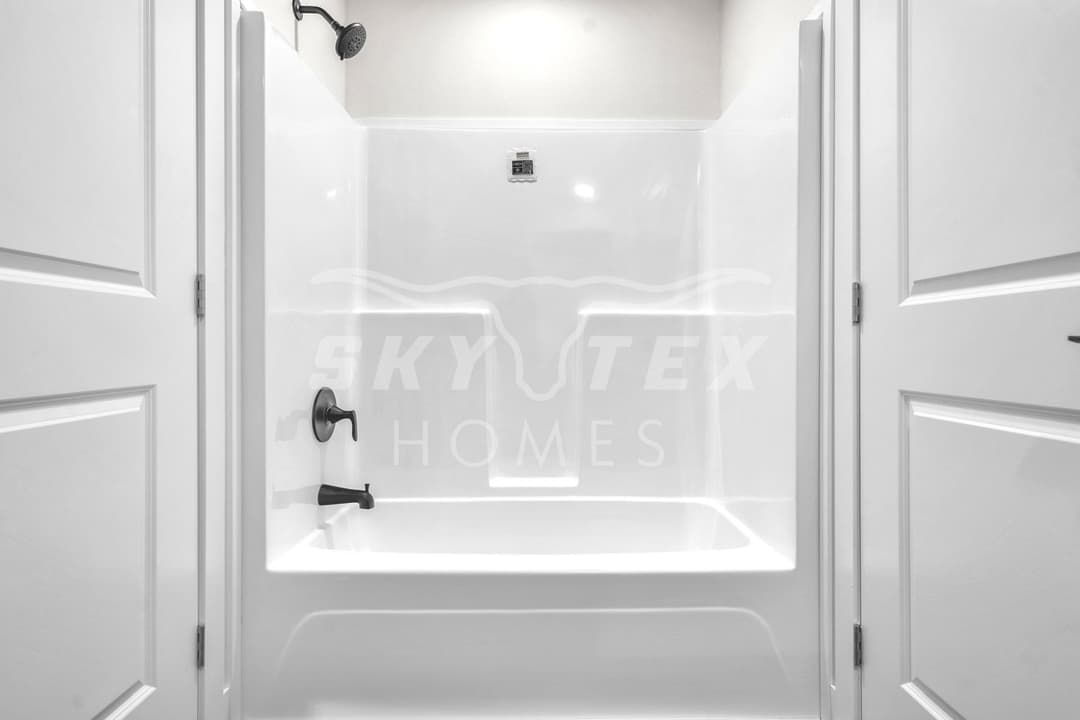 Everett elite interior and bathroom home features