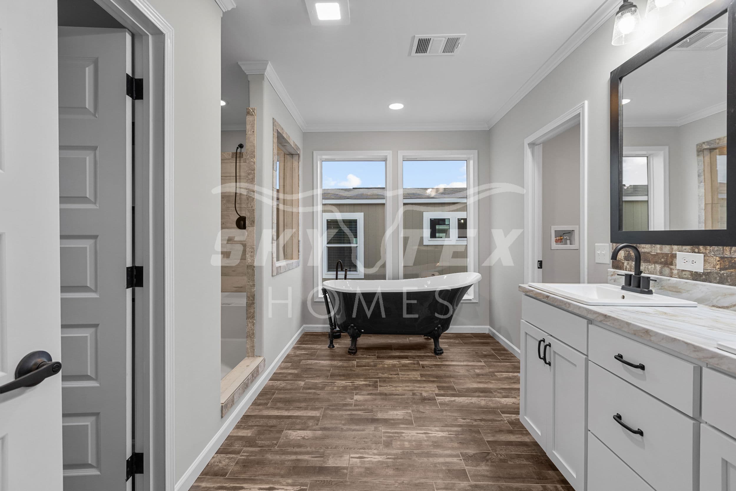 The woodside interior and bathroom home features
