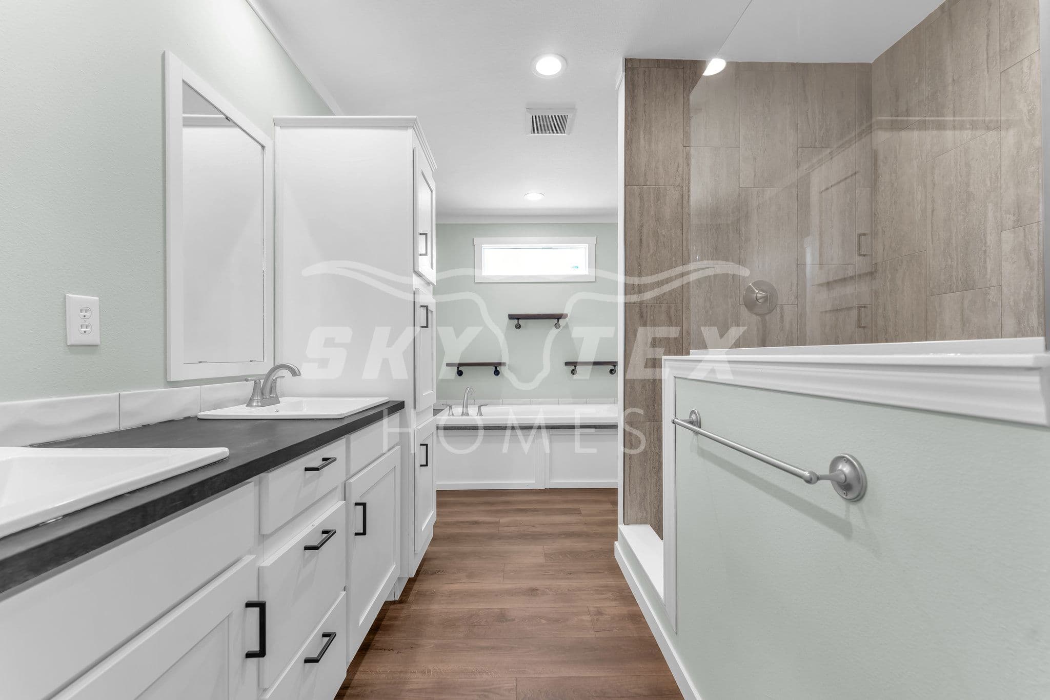 El capitan interior and bathroom home features