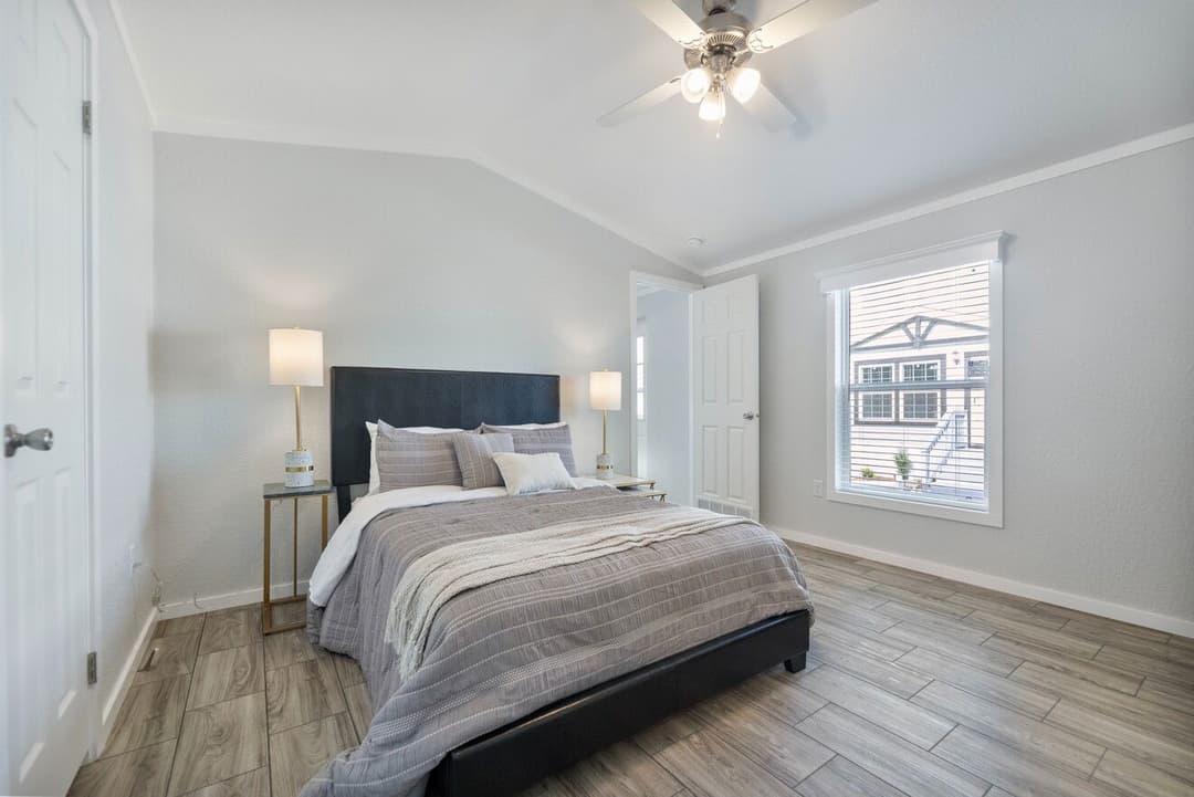 Emerald 16682a bedroom home features