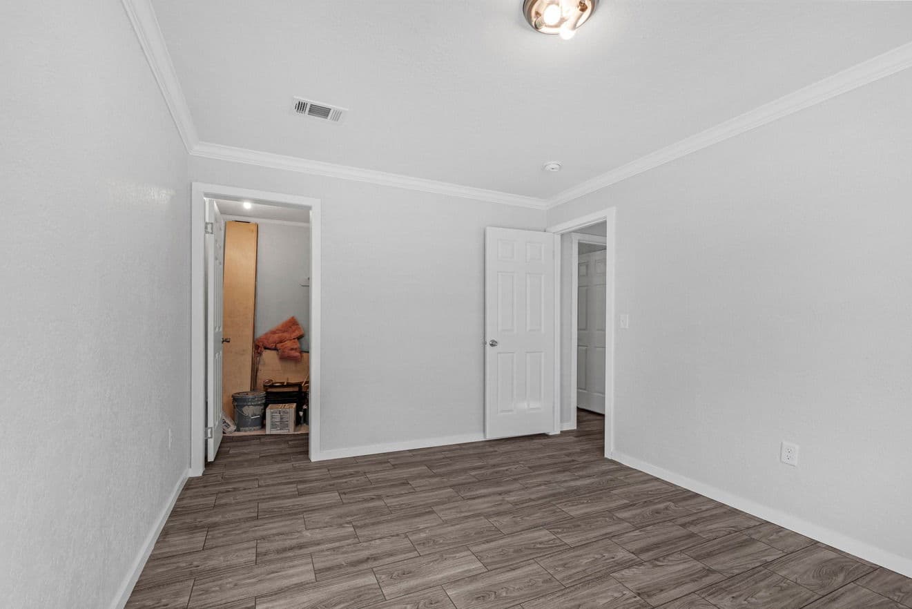 Topaz 28563a bedroom home features