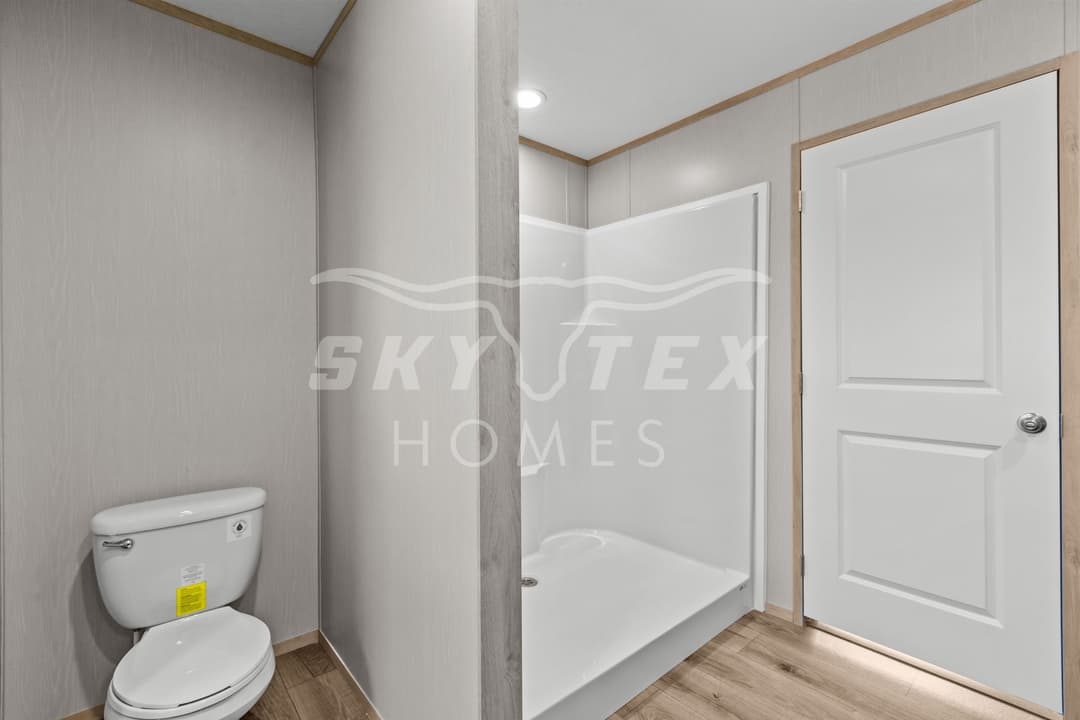 Boone interior and bathroom home features