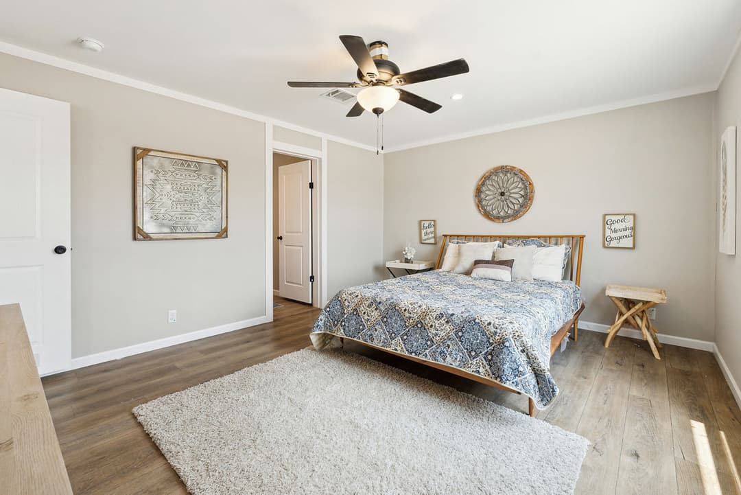 Gateway 2856b bedroom home features