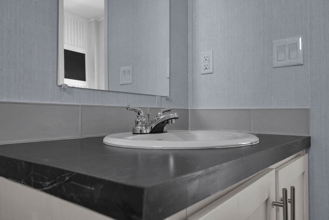 Hondo interior and bathroom home features