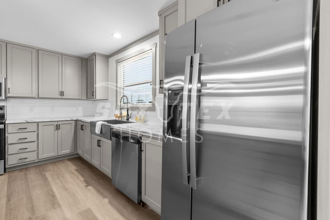 Swisher interior and kitchen home features