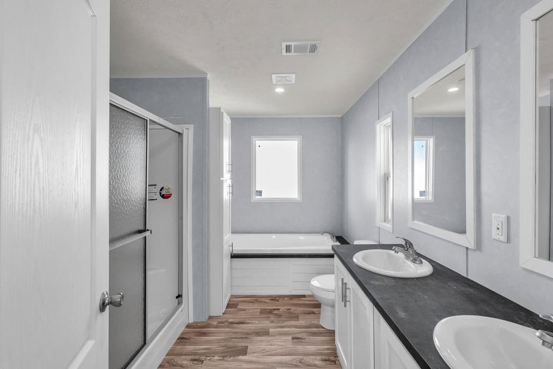 Cahill interior and bathroom home features