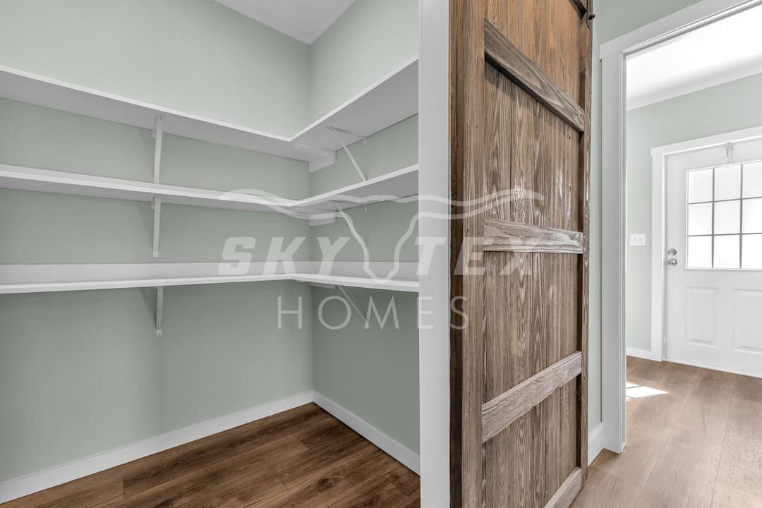 El capitan interior and kitchen home features