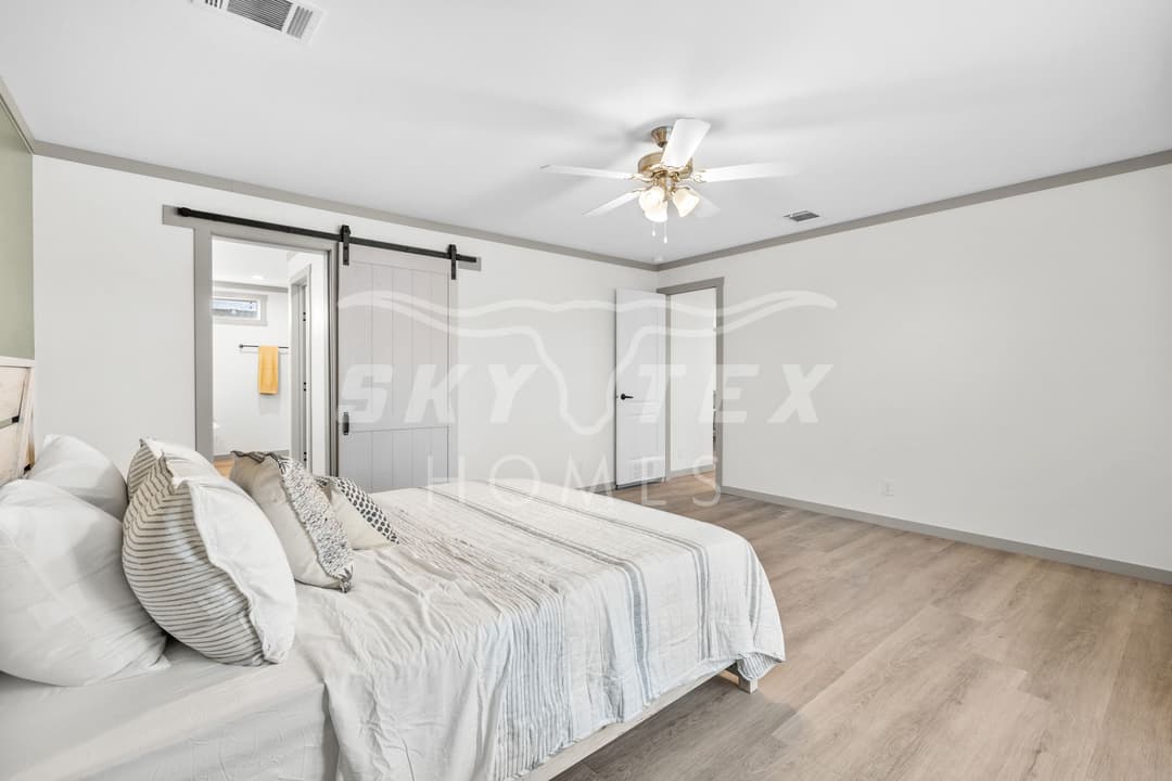 The swisher interior and bedroom home features