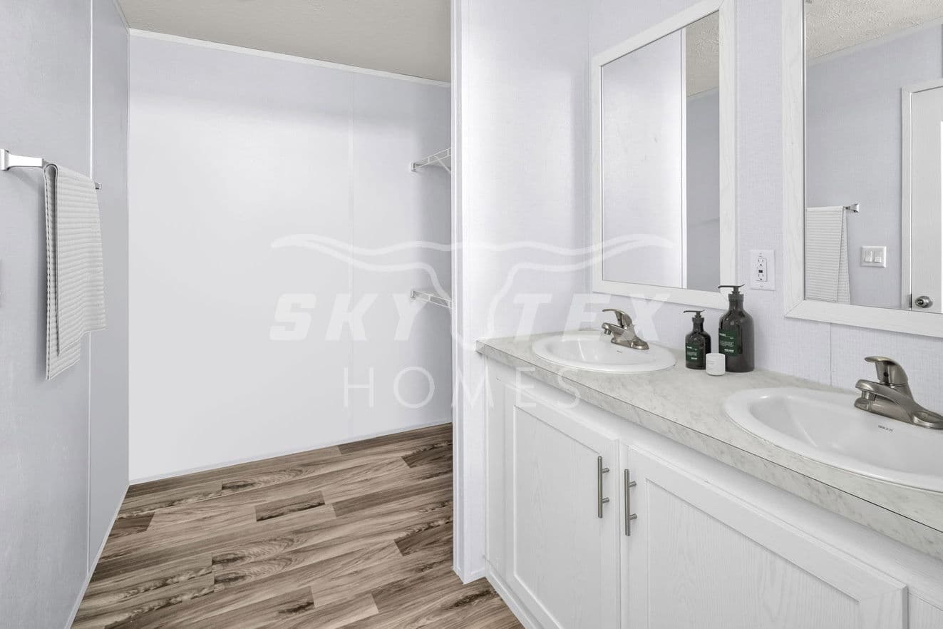 Valu maxx premier 16683e interior and bathroom home features