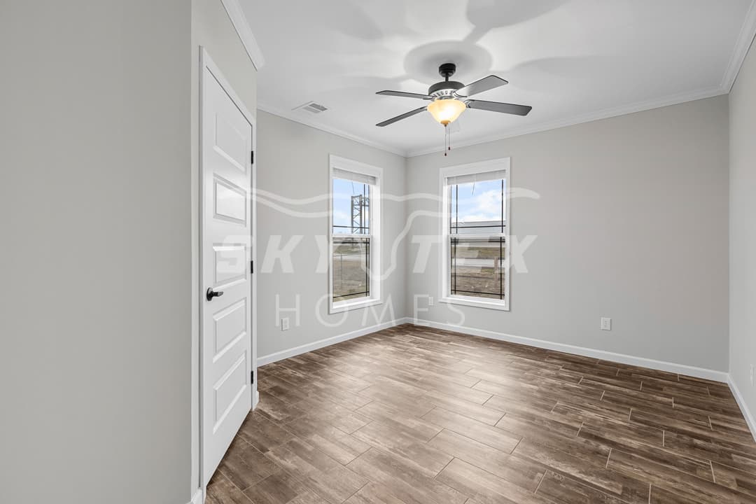 The woodside interior and bedroom home features