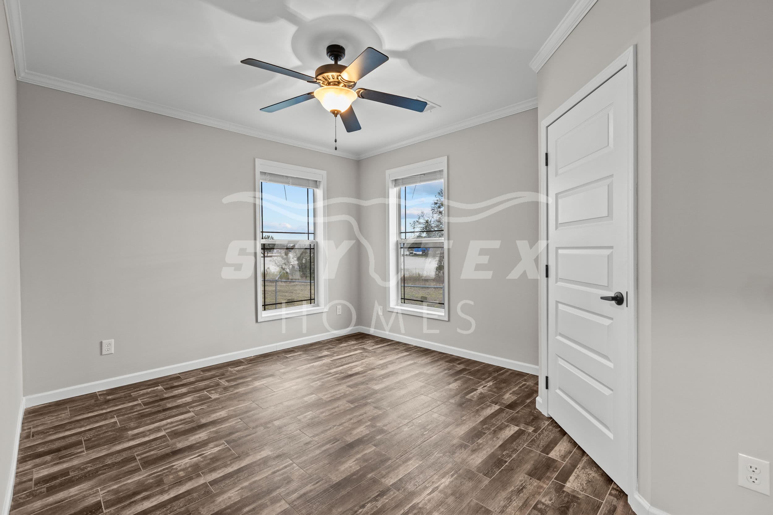 The woodside interior and bedroom home features