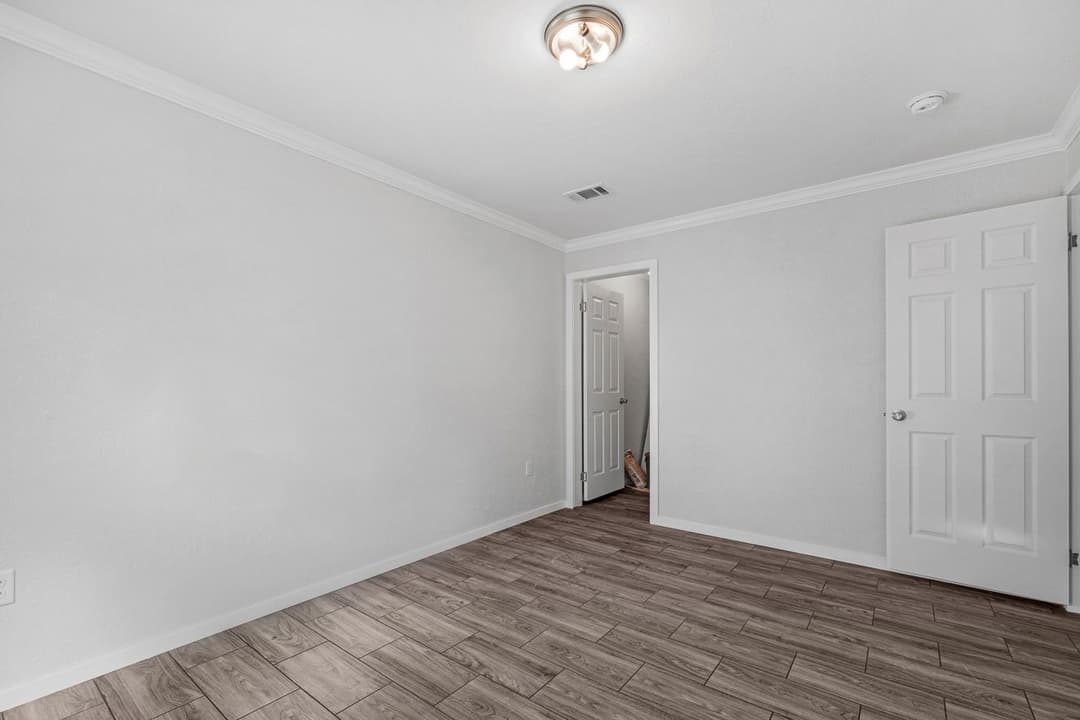 Topaz 28563a bedroom home features