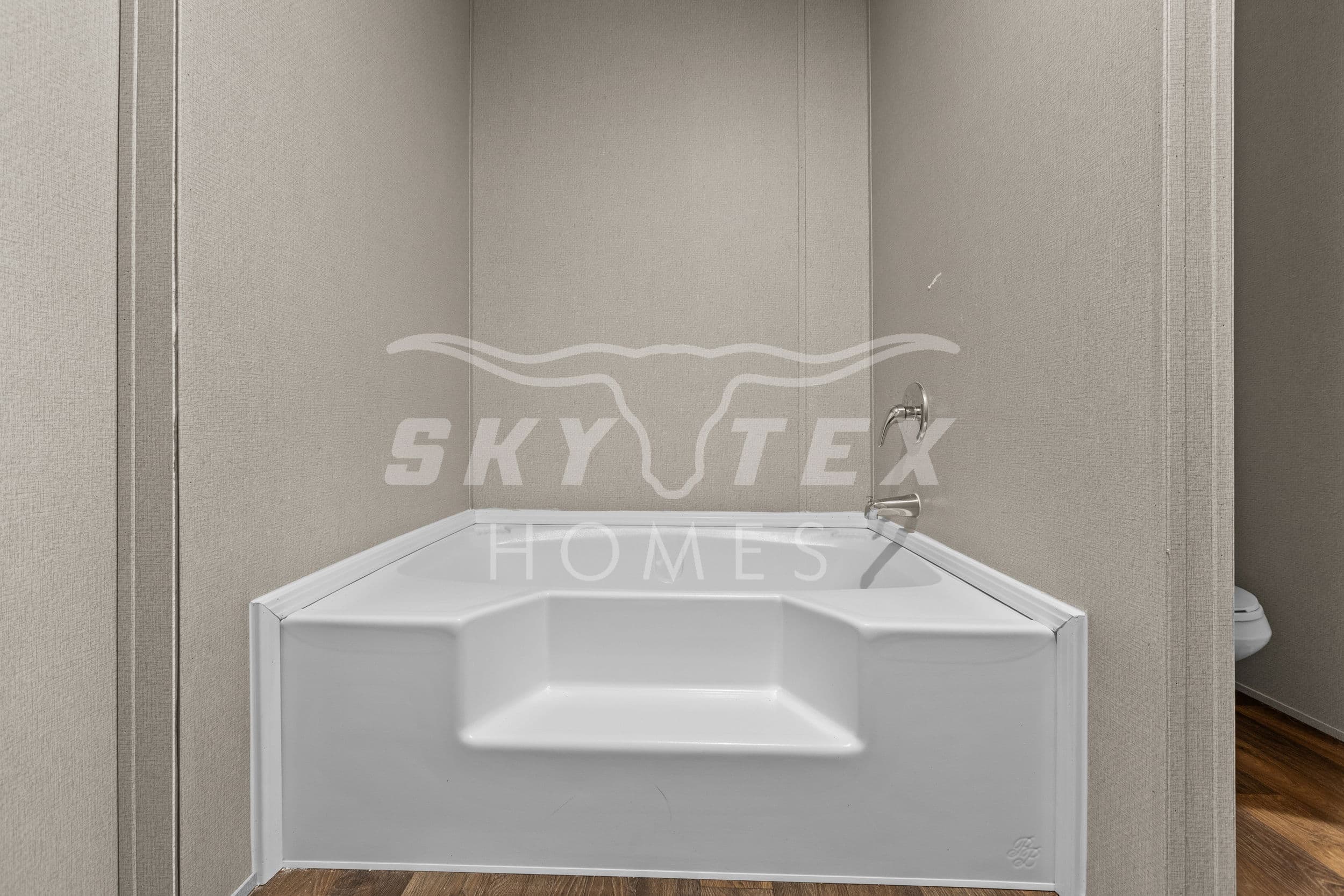 Oak interior and bathroom home features