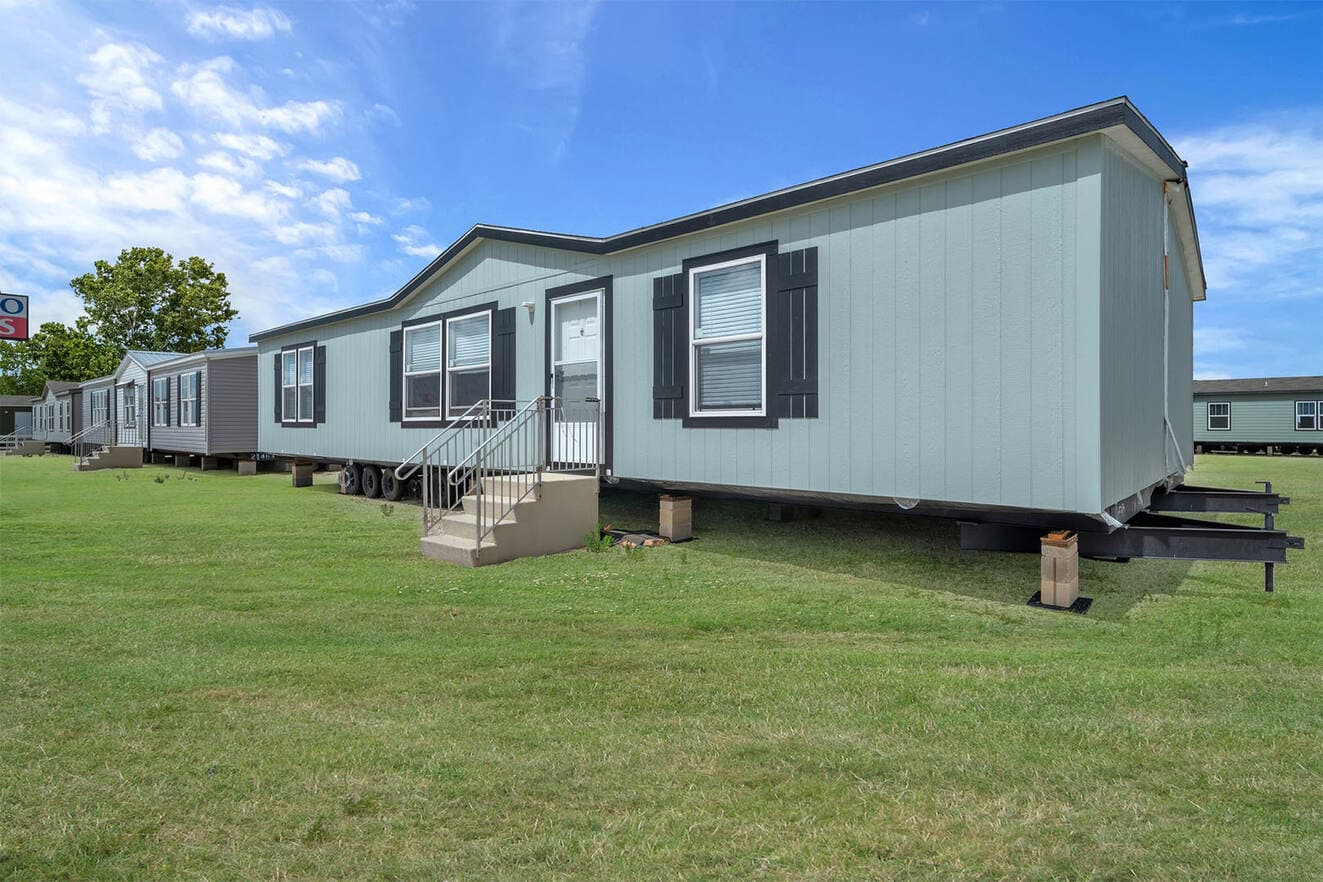 Dakota elevation and exterior home features
