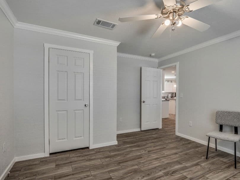 Emerald 28483a bedroom home features