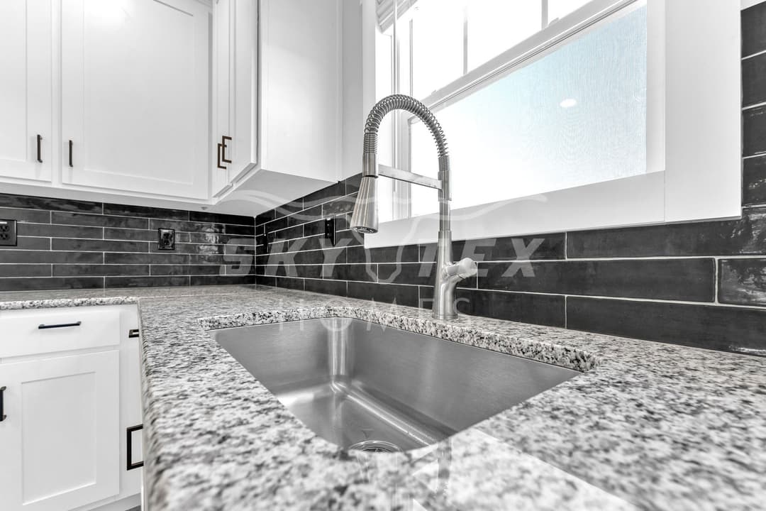 El capitan interior and kitchen home features