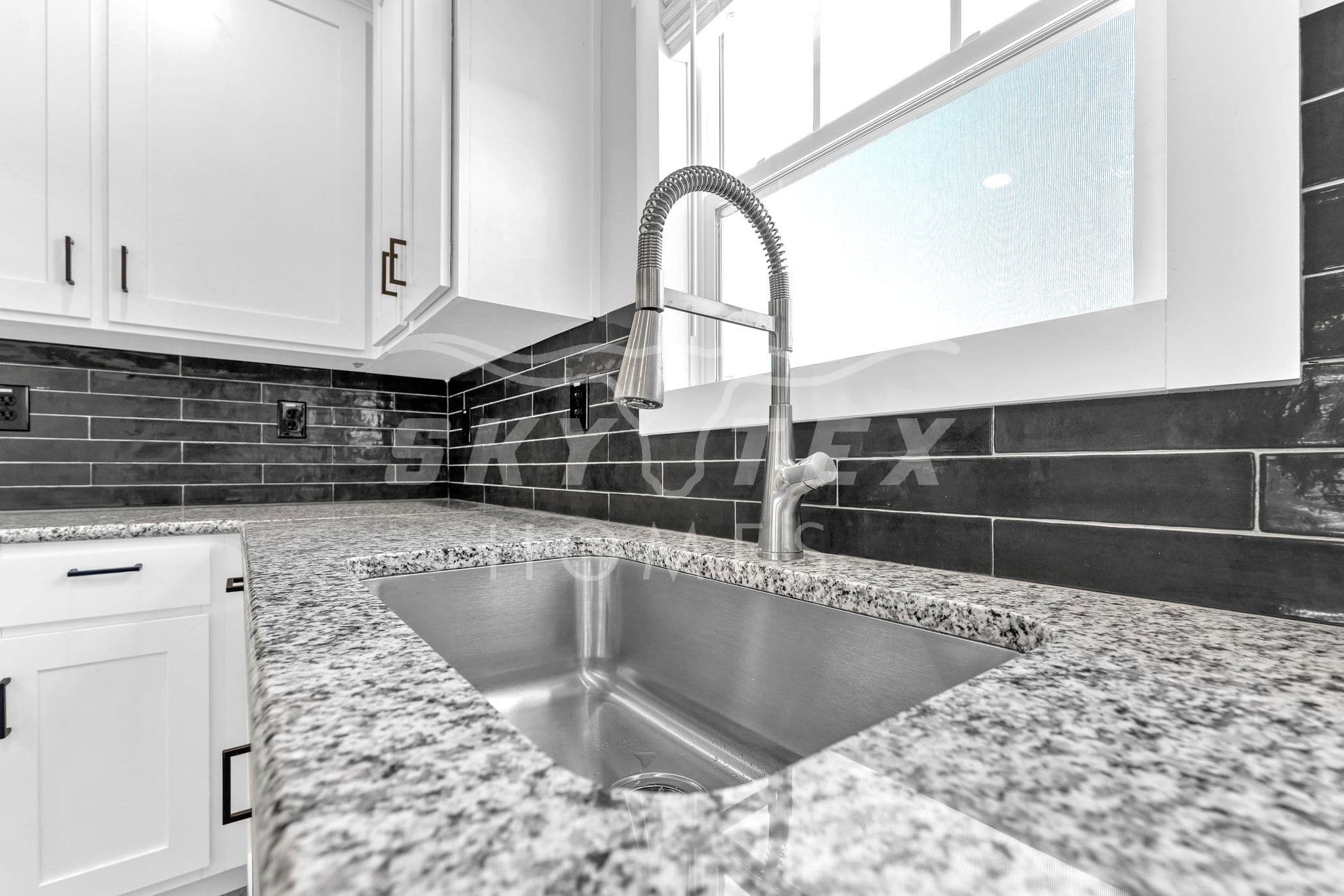 El capitan interior and kitchen home features