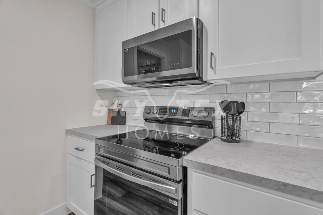 Everett elite interior and kitchen home features