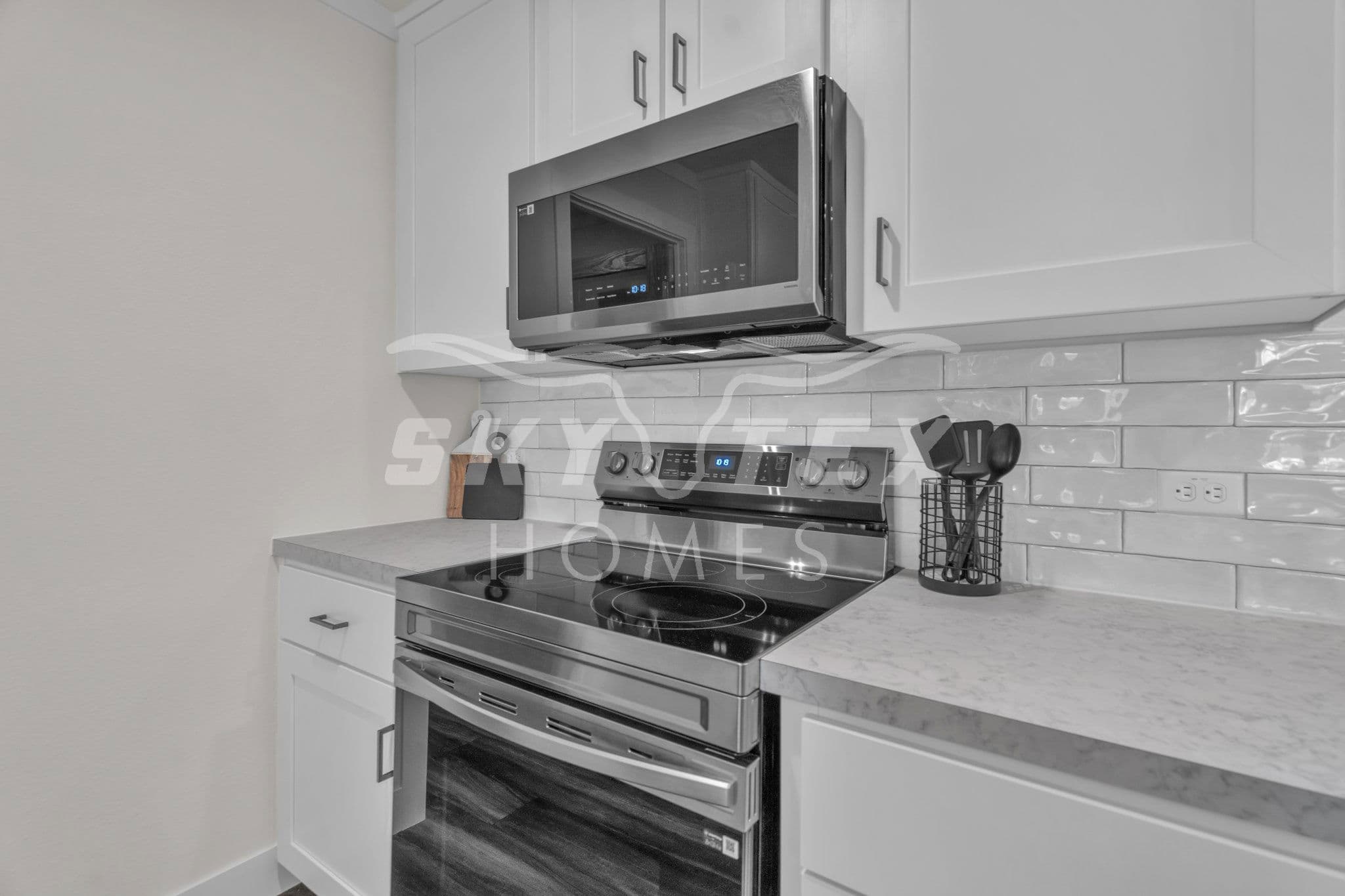 Everett elite interior and kitchen home features