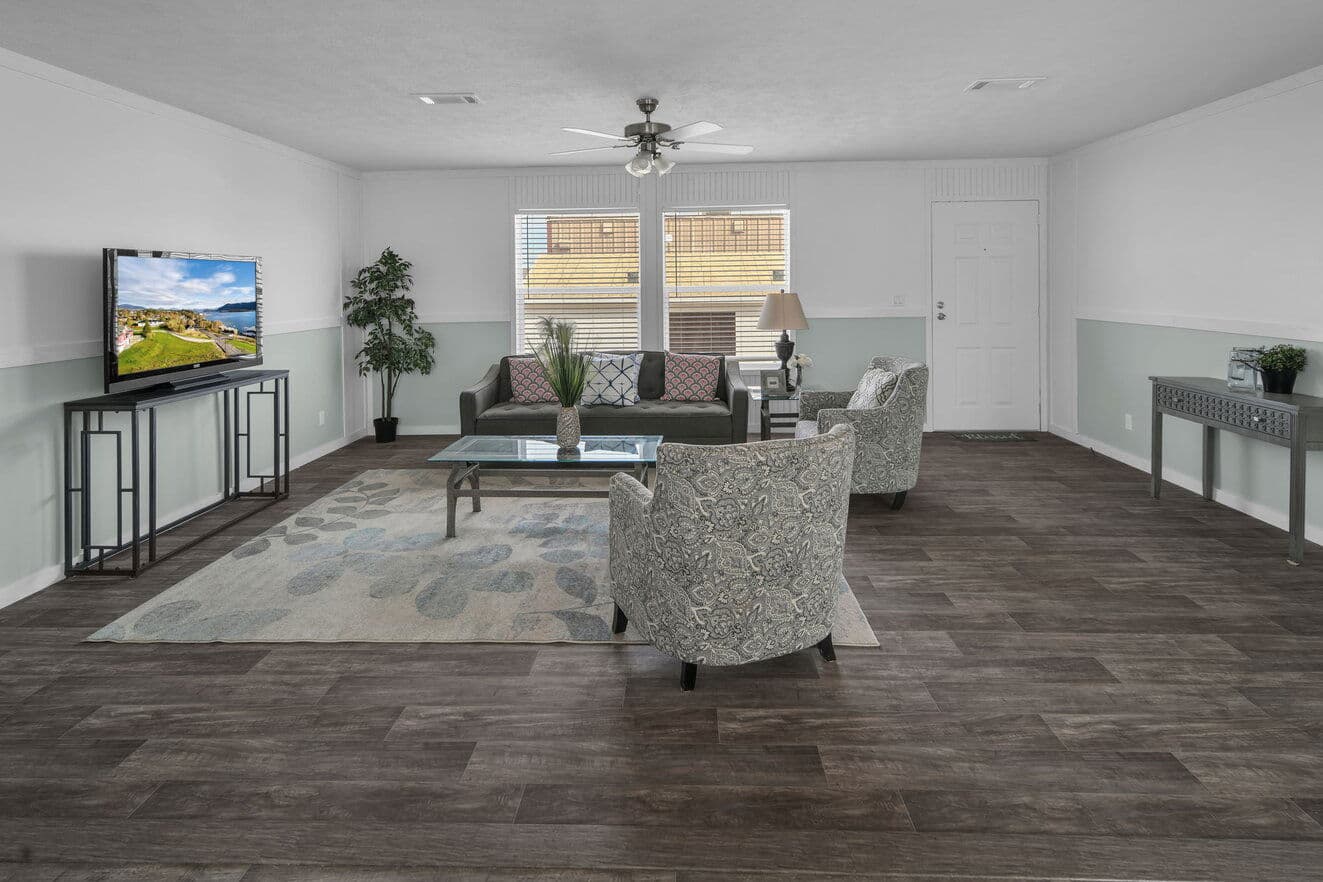 Hondo interior home features