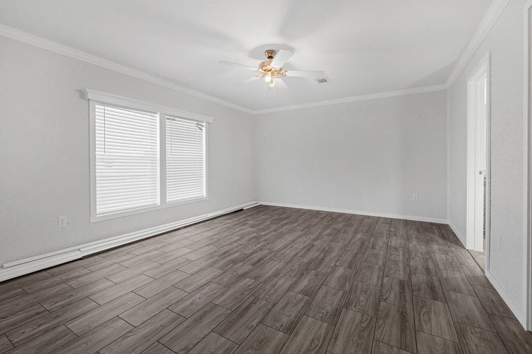 Topaz 28563a bedroom home features