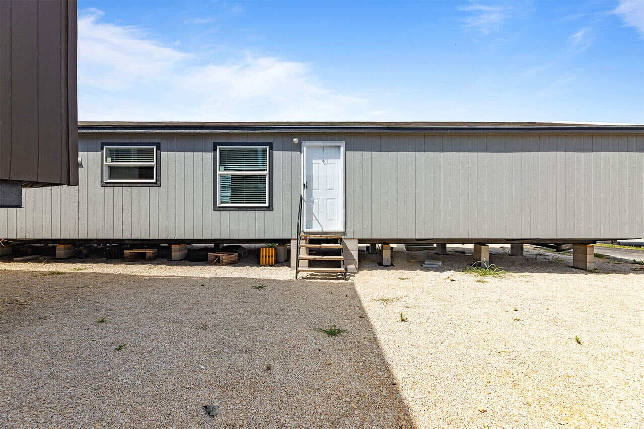 Emerald 16723a elevation, exterior, and hero home features