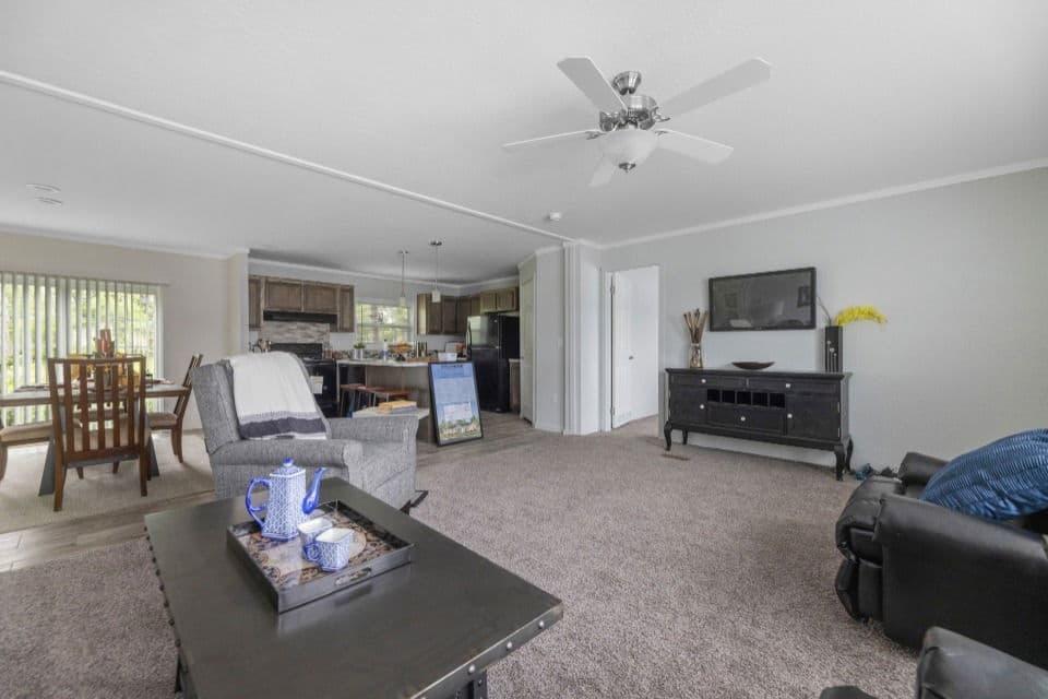 Emerald 28603a interior home features