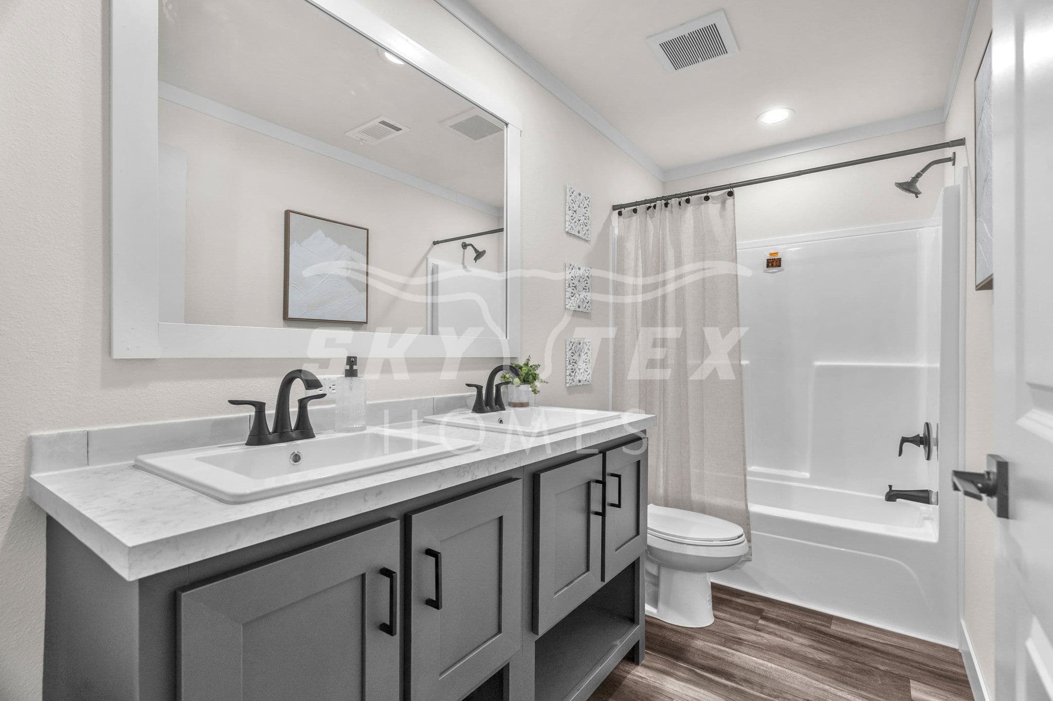 Everett elite interior and bathroom home features