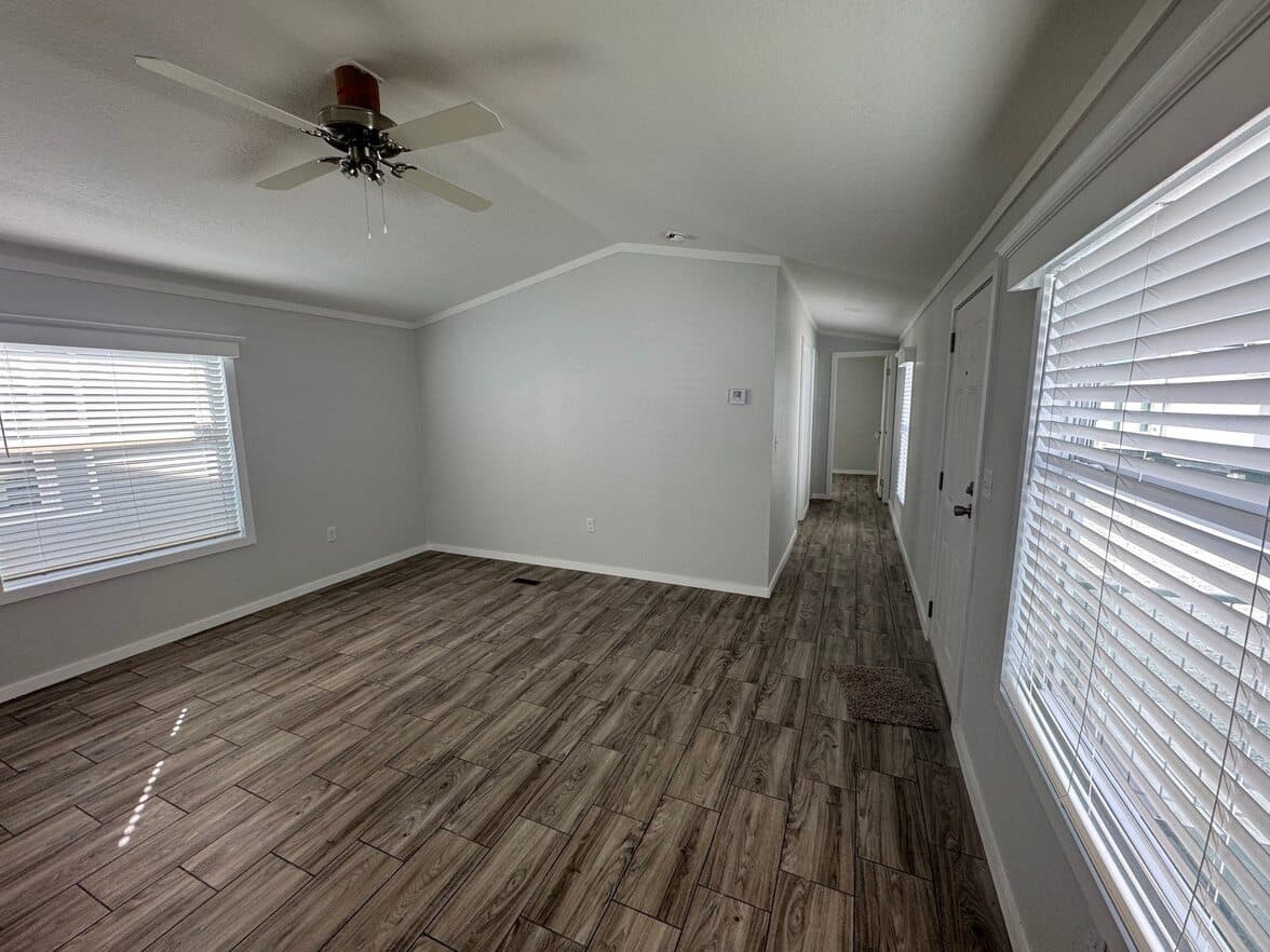 Solitaire 16763a interior home features