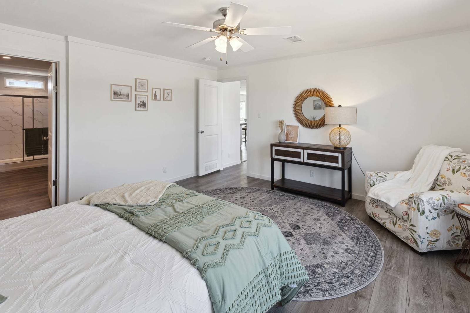 Nm3276a bedroom home features