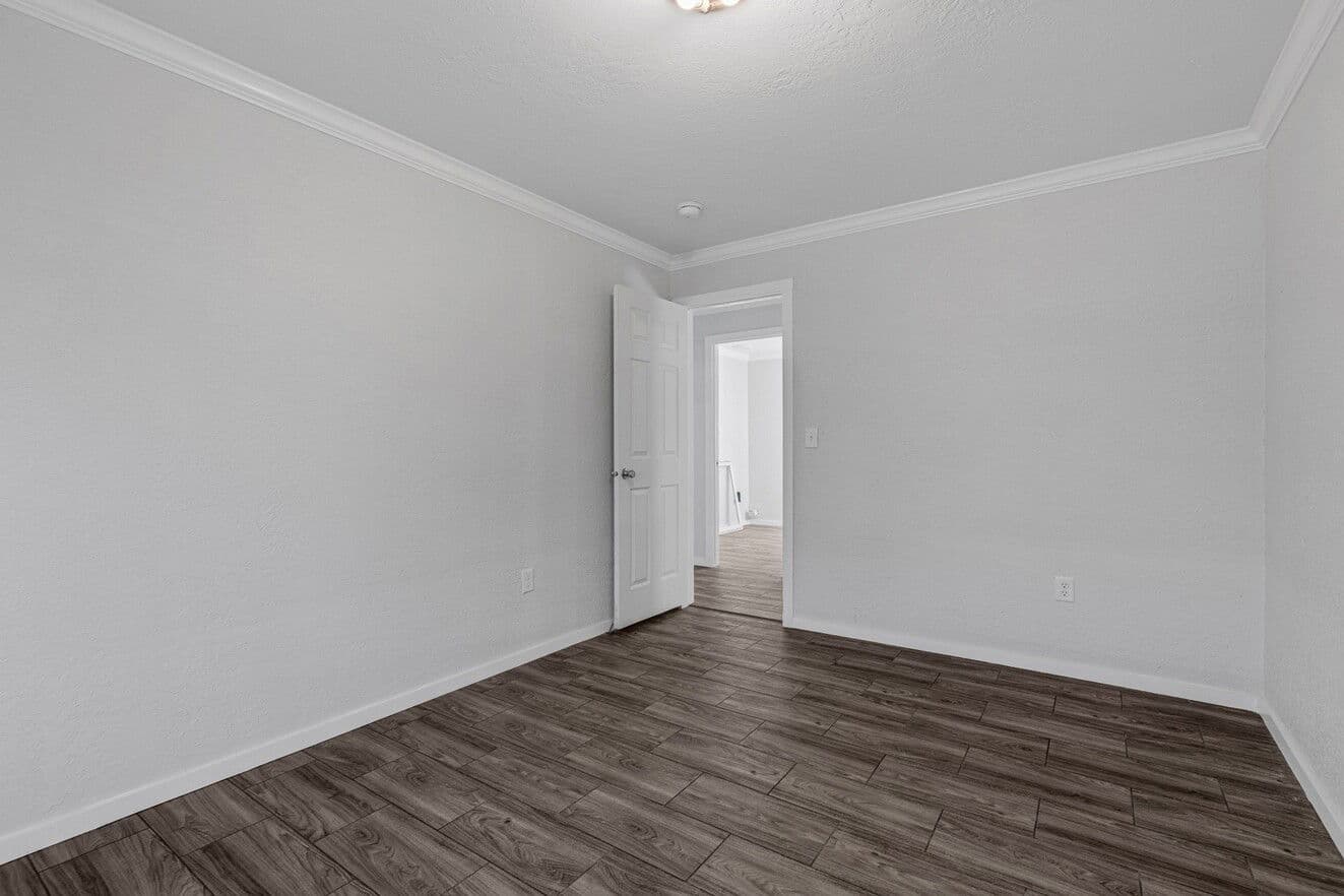 Topaz 28563a bedroom home features