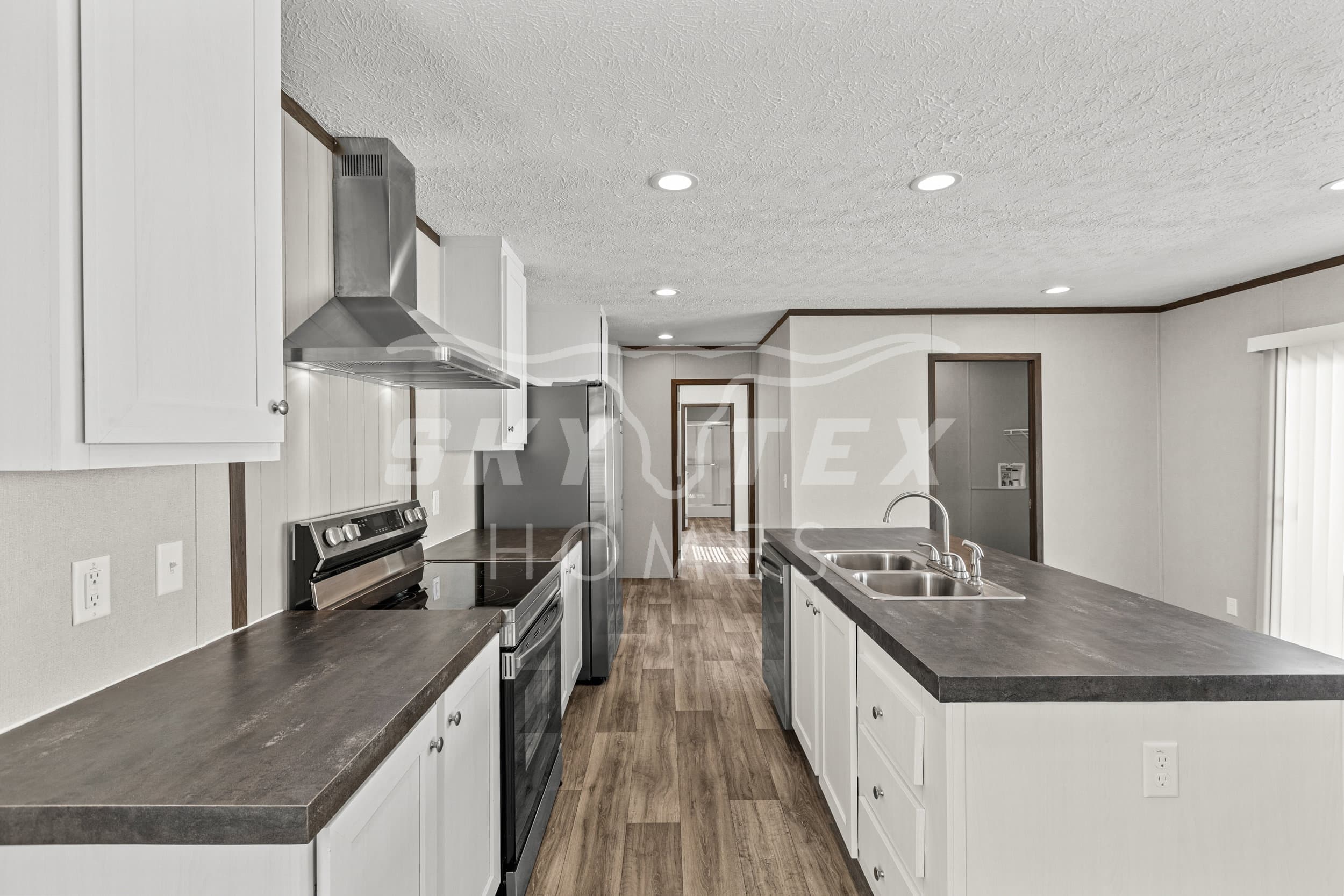 Colossal interior and kitchen home features