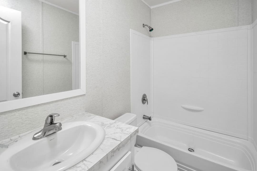 Laramie interior and bathroom home features