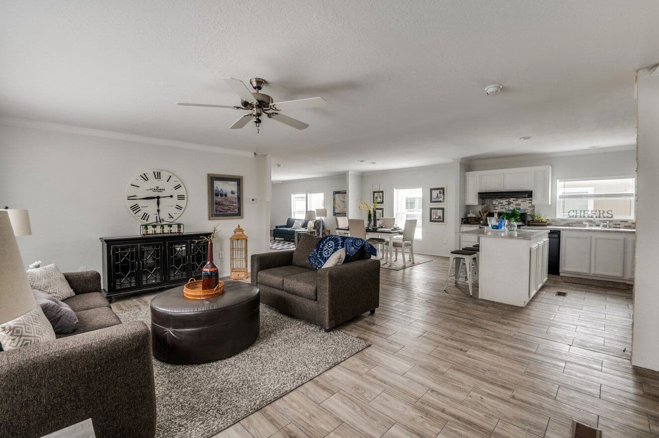 Emerald 28603a interior home features